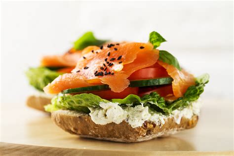 How much fat is in open sandwich smoked salmon - calories, carbs, nutrition