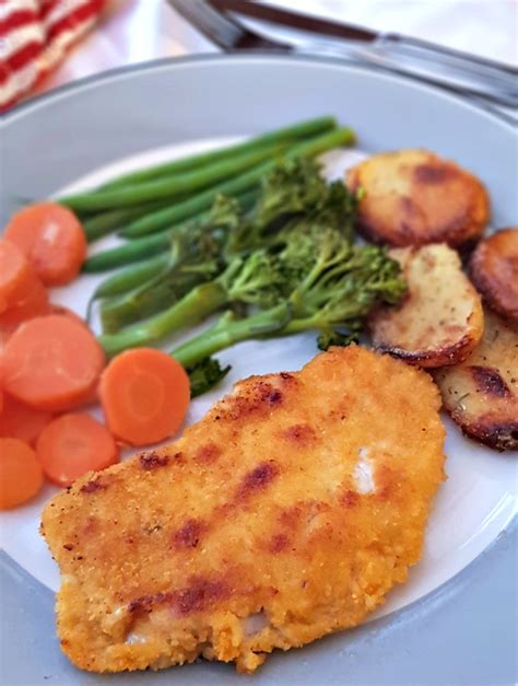 How much fat is in oven baked breaded pork escalope served with caramelized pineapple - calories, carbs, nutrition