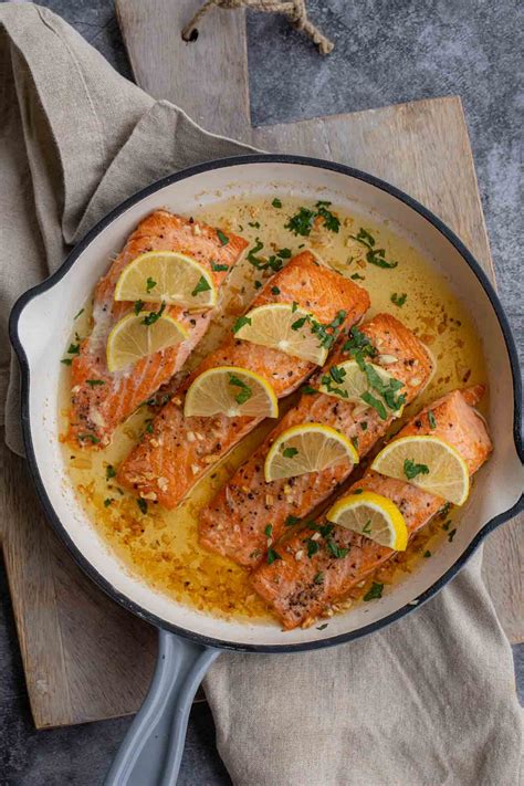 How much fat is in pan seared salmon with roasted leeks - calories, carbs, nutrition