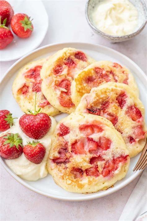 How much fat is in pancakes with strawberries (616.4) - calories, carbs, nutrition