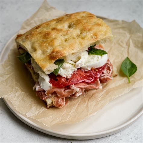 How much fat is in panini prosciutto & fig - calories, carbs, nutrition