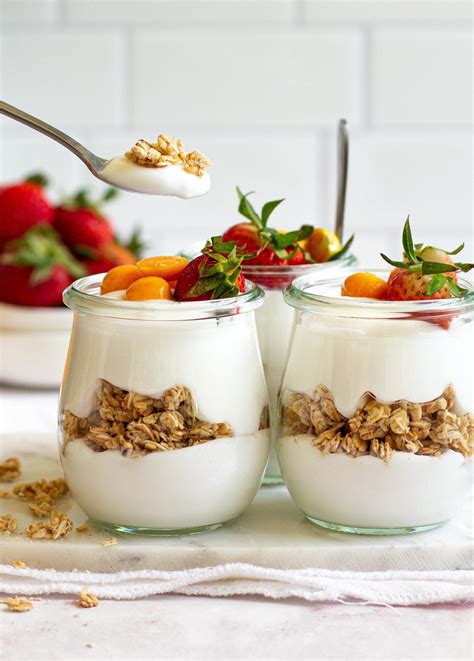 How much fat is in parfait with granola - calories, carbs, nutrition