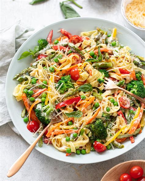 How much fat is in pasta and vegetables with alfredo sauce - calories, carbs, nutrition