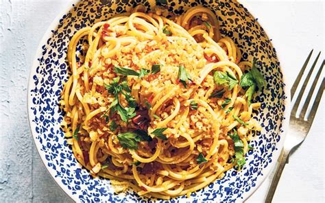 How much fat is in pasta e sughi - toasted chilli flakes - calories, carbs, nutrition