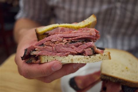 How much fat is in pastrami on rye - calories, carbs, nutrition