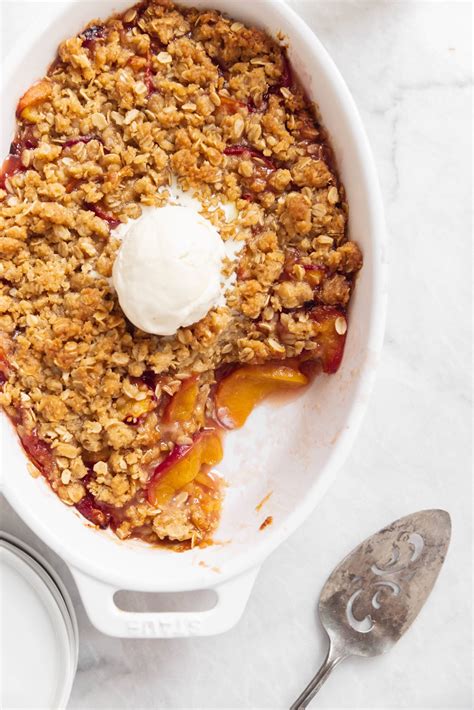 How much fat is in peach crisp - calories, carbs, nutrition