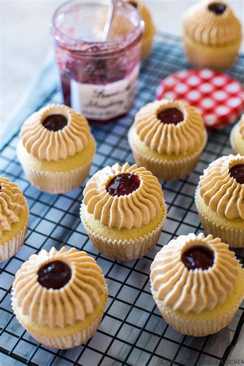 How much fat is in peanut butter and jelly cupcakes - calories, carbs, nutrition