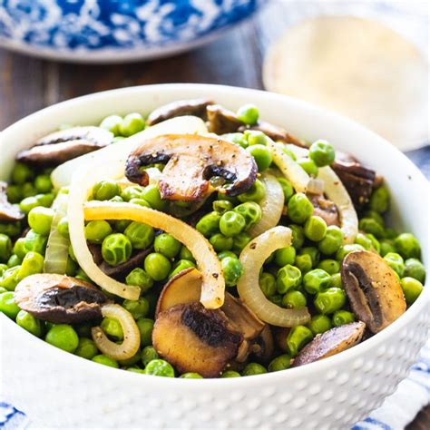 How much fat is in peas and mushrooms - calories, carbs, nutrition