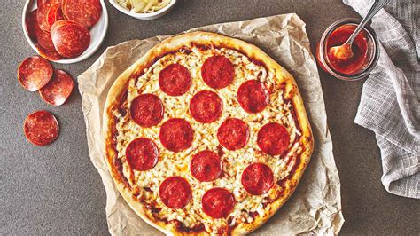 How much fat is in pepperoni and cheese-sm - calories, carbs, nutrition