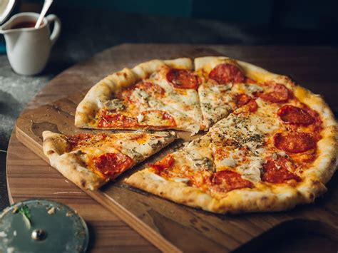 How much fat is in pepperoni pizza med - calories, carbs, nutrition