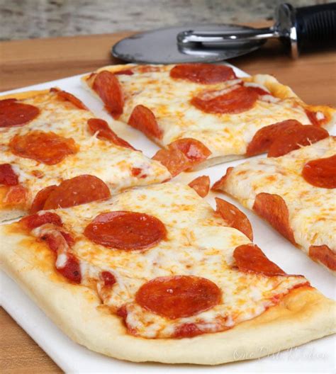 How much fat is in personal pepperoni pizza - calories, carbs, nutrition