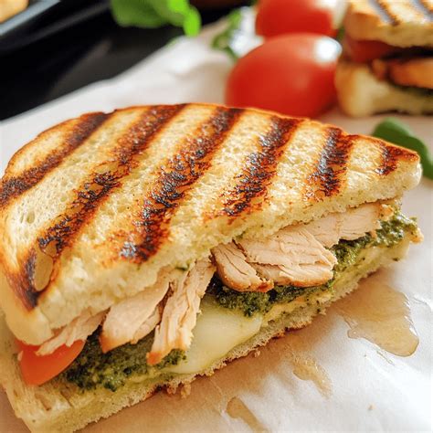 How much fat is in pesto chicken panini - calories, carbs, nutrition