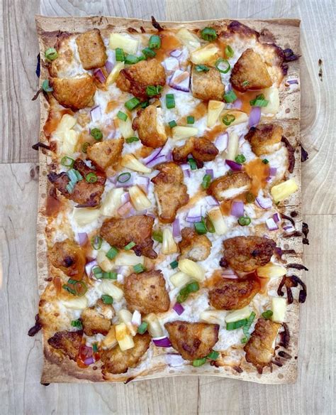 How much fat is in pineapple habanero chicken pizza - calories, carbs, nutrition