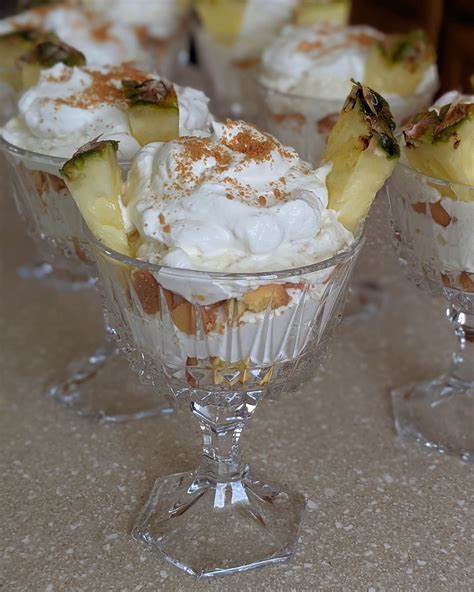 How much fat is in pineapple parfait - calories, carbs, nutrition