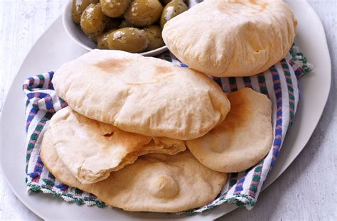 How much fat is in pitta bread - calories, carbs, nutrition