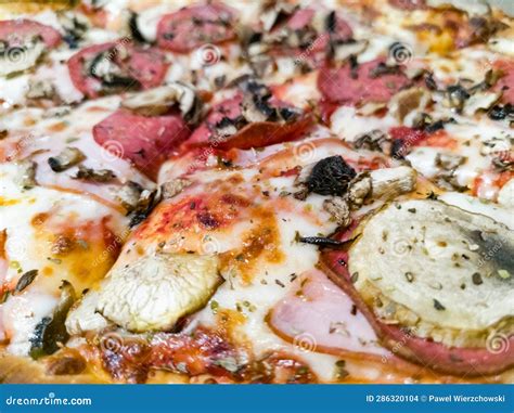 How much fat is in pizza champignons - calories, carbs, nutrition