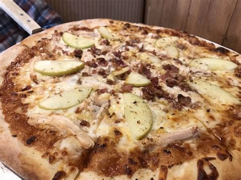 How much fat is in pizza snowshoe bbq chicken cut 8 - calories, carbs, nutrition