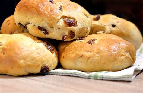How much fat is in plain toasted teacake - calories, carbs, nutrition