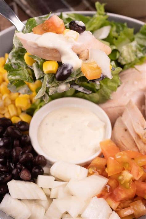 How much fat is in platter southwestern grilled chicken salad - calories, carbs, nutrition