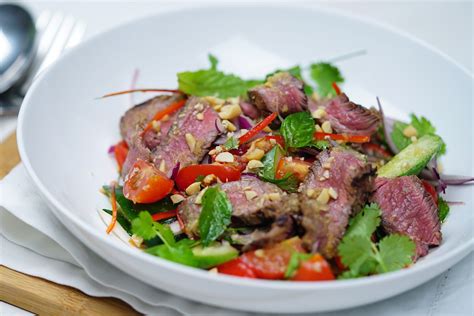 How much fat is in platter thai beef salad - calories, carbs, nutrition