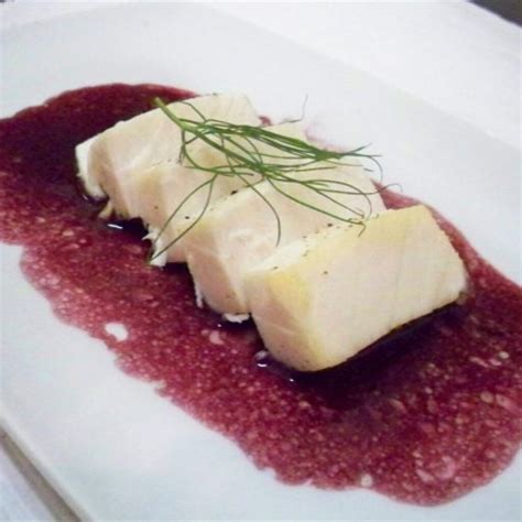 How much fat is in poached escolar with a spicy strawberry sauce - calories, carbs, nutrition