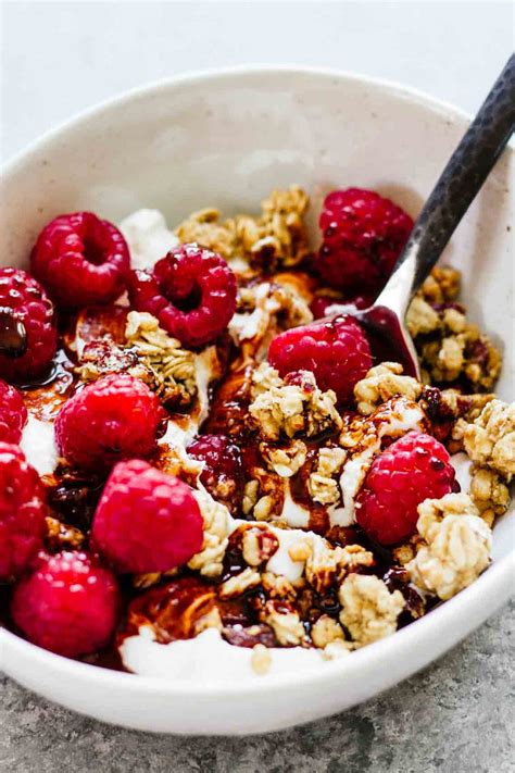 How much fat is in pomegranate yogurt with granola - calories, carbs, nutrition