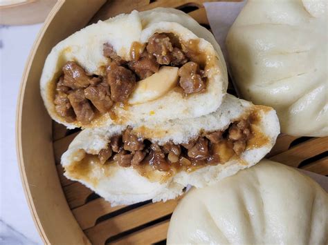 How much fat is in pork siopao - calories, carbs, nutrition