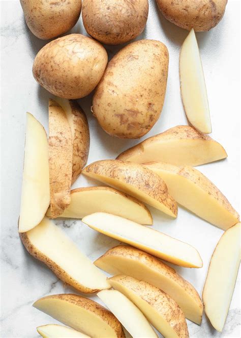 How much fat is in potatoes chef roasted latin wedge cut 4 oz - calories, carbs, nutrition