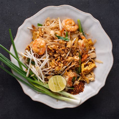 How much fat is in prawn pad thai - calories, carbs, nutrition