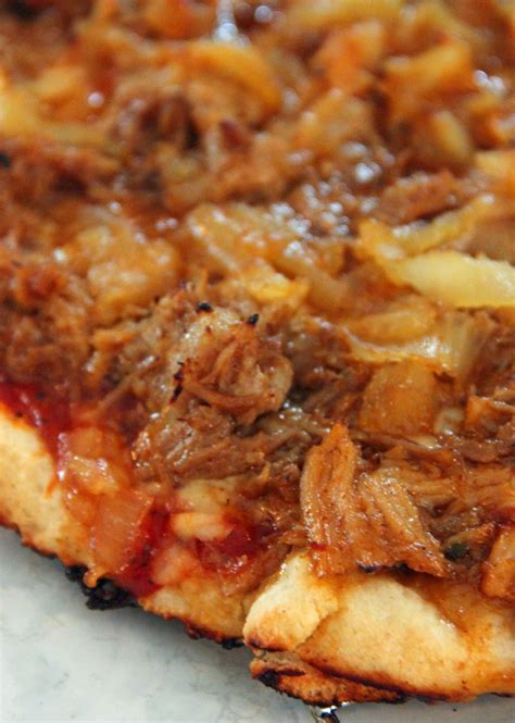 How much fat is in pulled pork and caramelized onions pizza - calories, carbs, nutrition