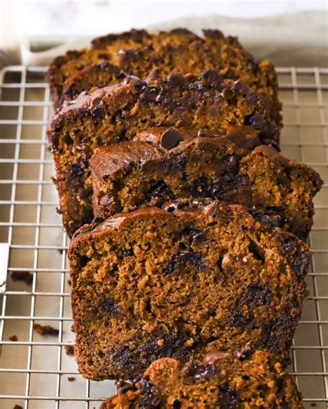 How much fat is in pumpkin chocolate chip bread - calories, carbs, nutrition