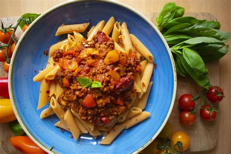 How much fat is in quorn bolognaise served with a fresh green salad - calories, carbs, nutrition