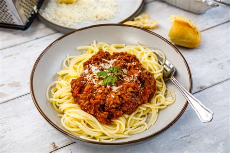 How much fat is in quorn chorizo with a spicy tomato sauce on a bed of spaghetti - calories, carbs, nutrition