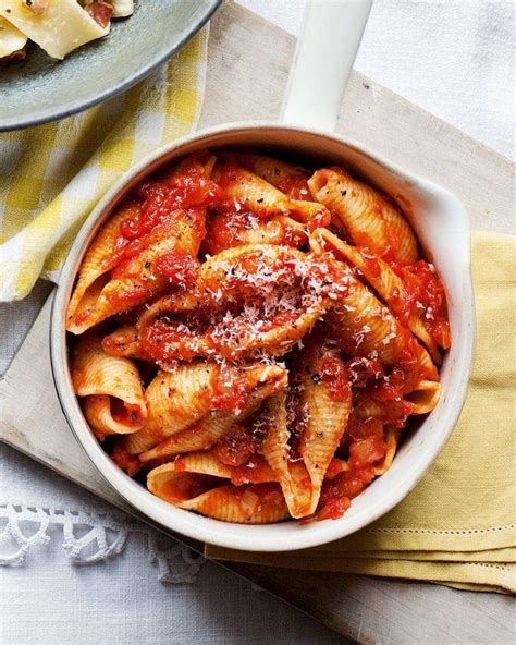 How much fat is in quorn in a rich tomato sauce layered with pasta & b?chamel sauce and oven baked - calories, carbs, nutrition