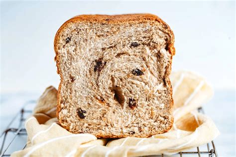 How much fat is in raisin bread - calories, carbs, nutrition