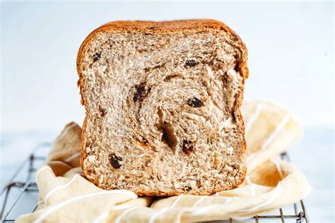 How much fat is in raisin bread - calories, carbs, nutrition