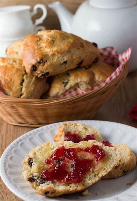 How much fat is in raisin scones - calories, carbs, nutrition