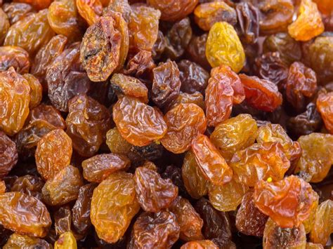 How much fat is in raisins, seedless - calories, carbs, nutrition