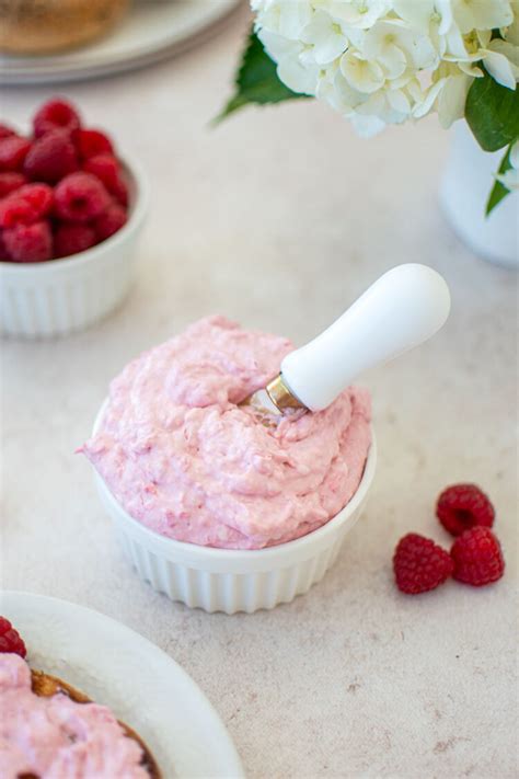 How much fat is in raspberry cream cheese - calories, carbs, nutrition