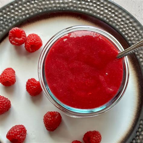 How much fat is in raspberry puree - calories, carbs, nutrition