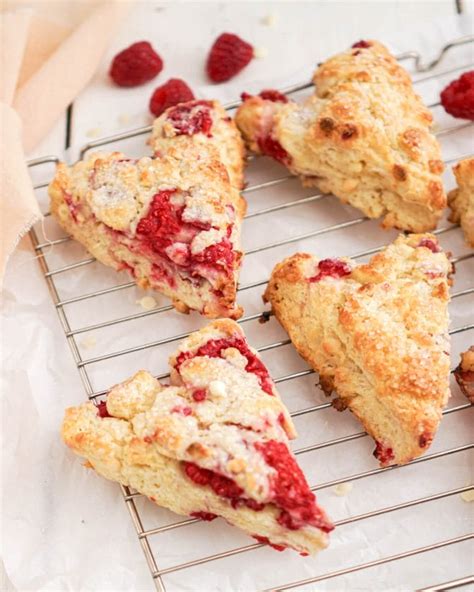 How much fat is in raspberry white chocolate scone - calories, carbs, nutrition