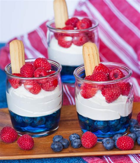 How much fat is in red, white and blueberries parfait - calories, carbs, nutrition