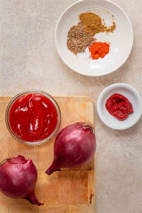 How much fat is in red onion chutney - calories, carbs, nutrition