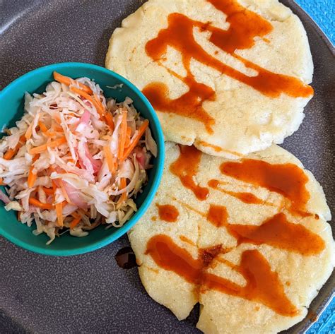 How much fat is in restaurant, latino, pupusas con queso (pupusas, cheese) - calories, carbs, nutrition