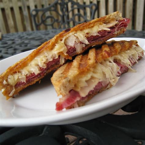 How much fat is in reuben panini - calories, carbs, nutrition