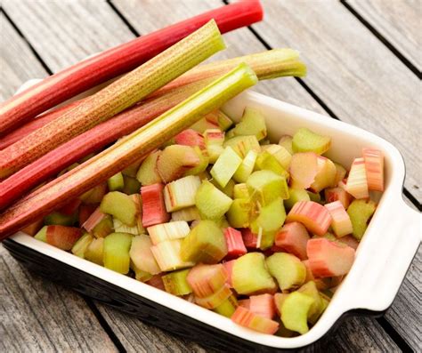 How much fat is in rhubarb crumble - calories, carbs, nutrition