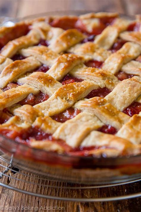 How much fat is in rhubarb strawberry pie - calories, carbs, nutrition