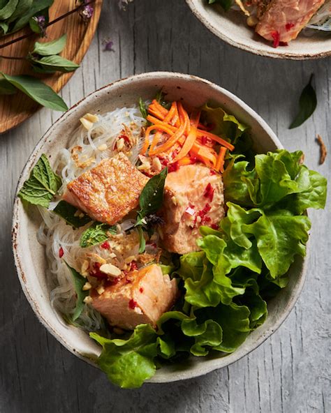 How much fat is in rice noodle salad with salmon - calories, carbs, nutrition