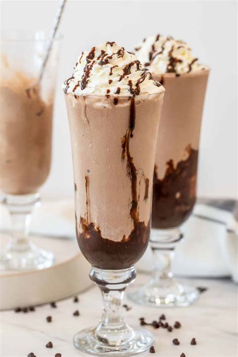 How much fat is in rich chocolate shake - calories, carbs, nutrition