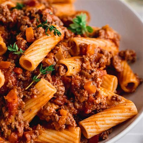 How much fat is in rigatoni with traditional bolognese - calories, carbs, nutrition